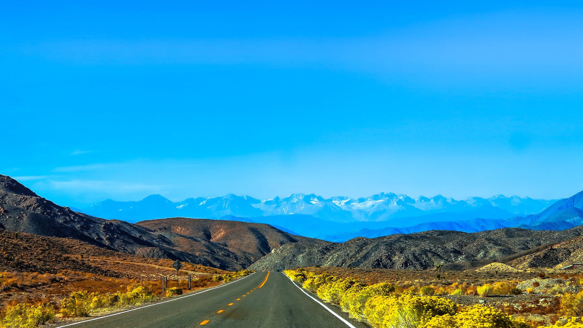 road heading towards mountain